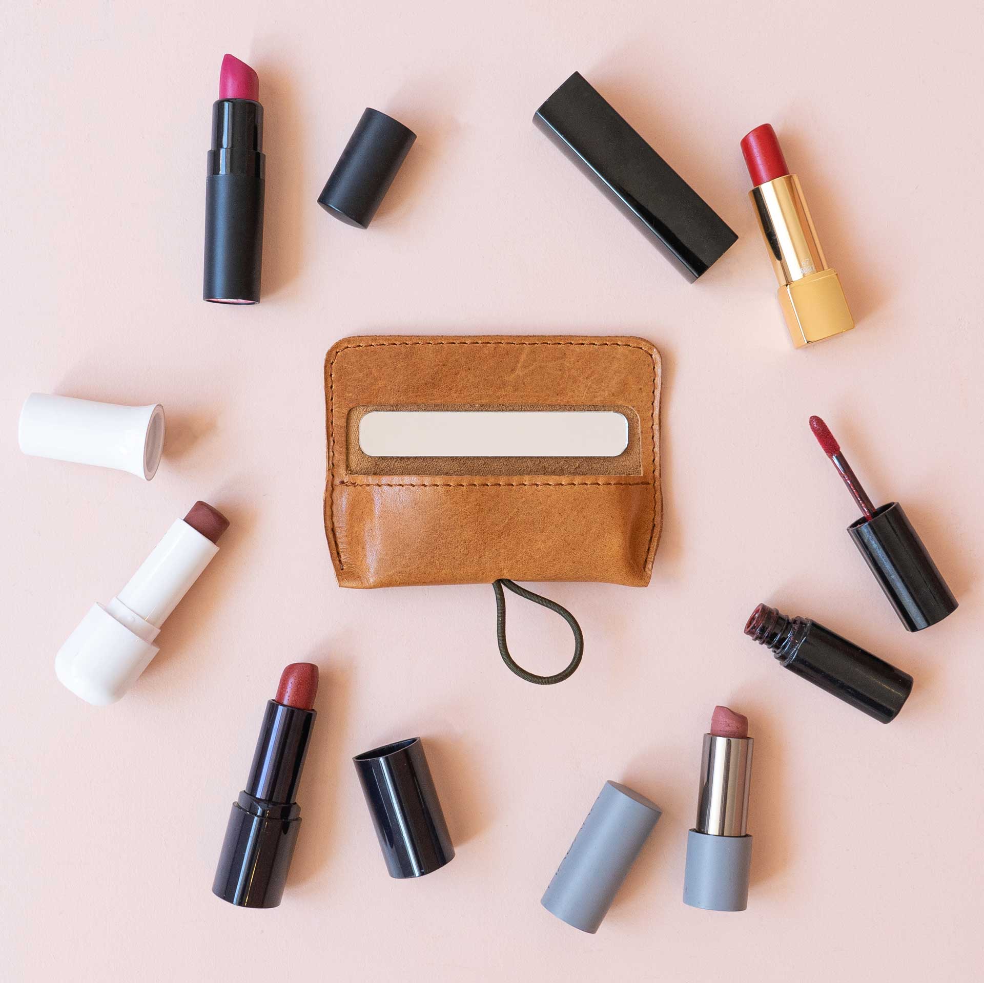 Der kleine Luxus für die Handtasche - in unser Etui passen Lippenstifte in Standardgrößen.