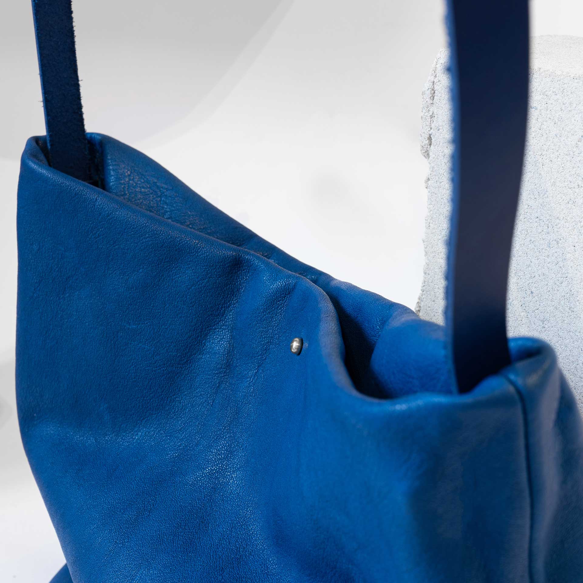 Hobo-Bag-FRANZISKA-KLEE-NATURLEDER-detail-verschluss-royalblau