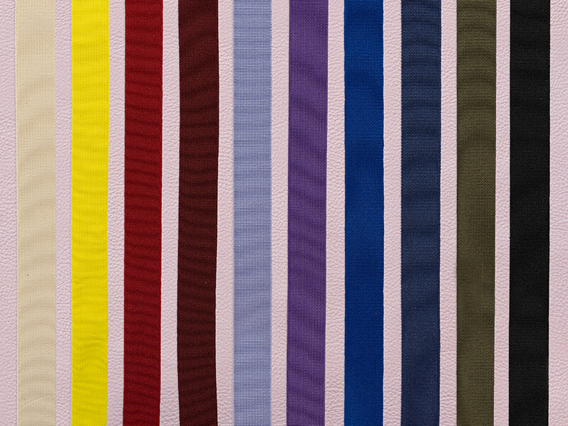 Beispiel wie unsere verschiedenen Bandfarben auf dem Leder aussehen