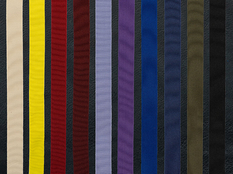 Für unseren Kulturbeutel stehen sieben verschiedene Gummibandfarben zur Auswahl: rot, gelb, flieder, royal blau, dunkelblau, oliv und schwarz.