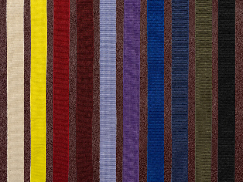 Beispiel wie unsere verschiedenen Bandfarben auf dem Leder aussehen